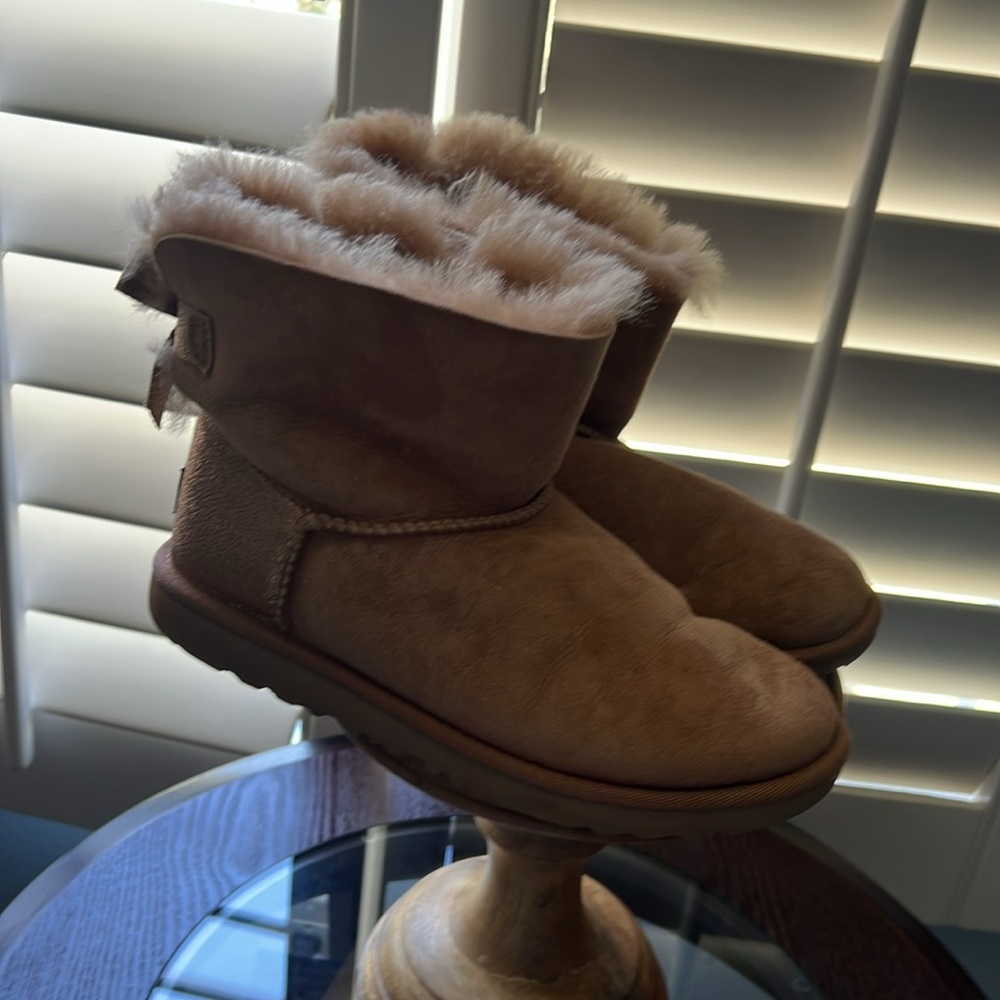 UGG, women’s 5, Glittering Gold UGG bow Boots, Gently preloved EUC - Picture 6 of 11